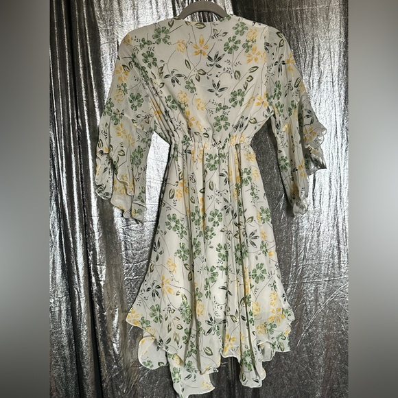 Women Floral Ruffle Sleeve Dress - Picture 10 of 11